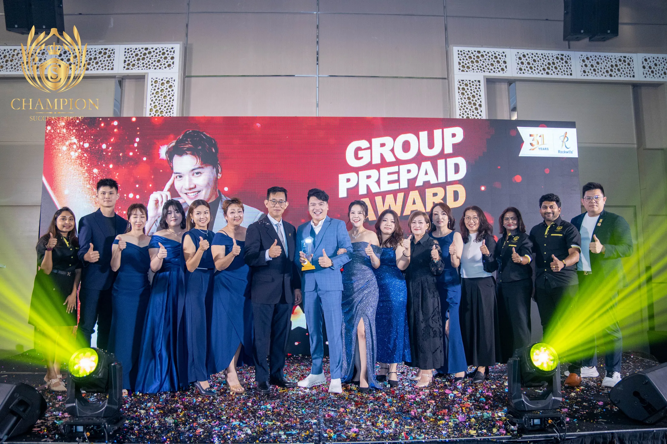 Champion Success Group 团队在颁奖典礼舞台合照